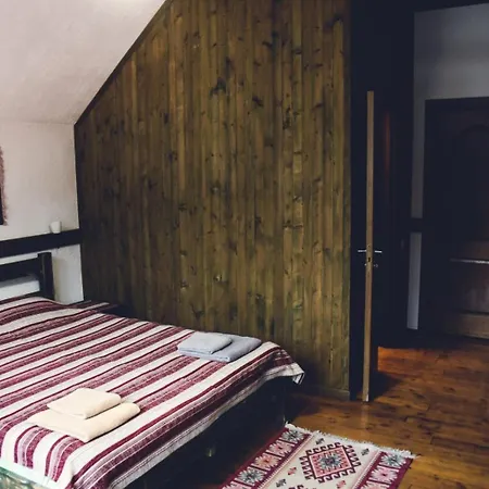 Maghura Gostinnii Dvir Guest house Tatariv