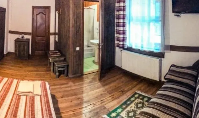 Konukevi Maghura Gostinnii Dvir Tatariv